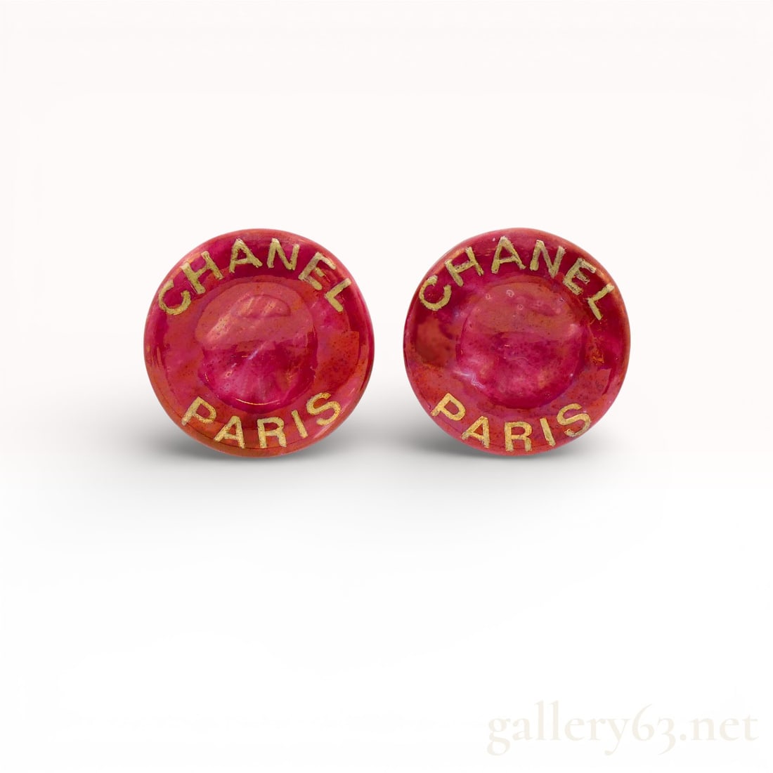 Vintage 1997 Autumn Chanel Red Resin “Chanel Paris?? Logo Round Earrings 3.5cm: Authentic Chanel round stud earrings in translucent red resin, featuring raised gold “CHANEL PARIS” lettering around the outer rim. Gold-tone metal backing with clip-on closure. Diameter appro