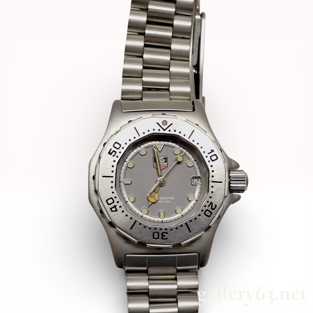 TAG Heuer 932.208 Stainless Steel Quartz Women’s Watch 26mm: Tag heuer women’s watch, authentic. stainless steel case with rotating bezel marked at 10-minute intervals. gray dial with luminous dot hour markers, silver-tone hands filled with lume, and yellow s