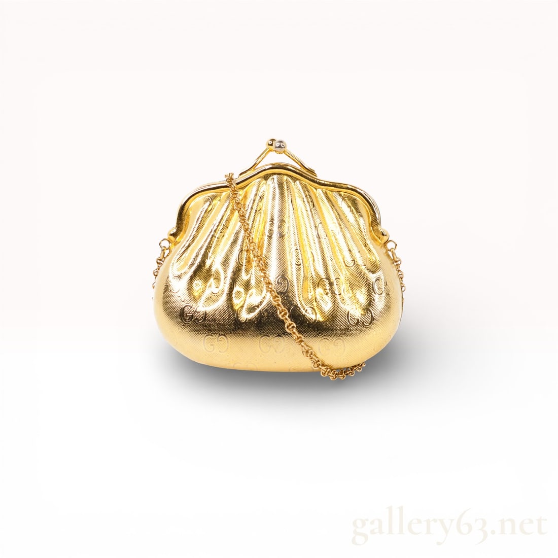 Gucci Vintage Metal Shell Minaudiere Shoulder Bag: Authentic Gucci Vintage Metal Shell Minaudiere Shoulder Bag. Rare archival piece crafted in sculpted gold-tone metal with allover GG engraving and black velvet interior lining. Features delicate chain