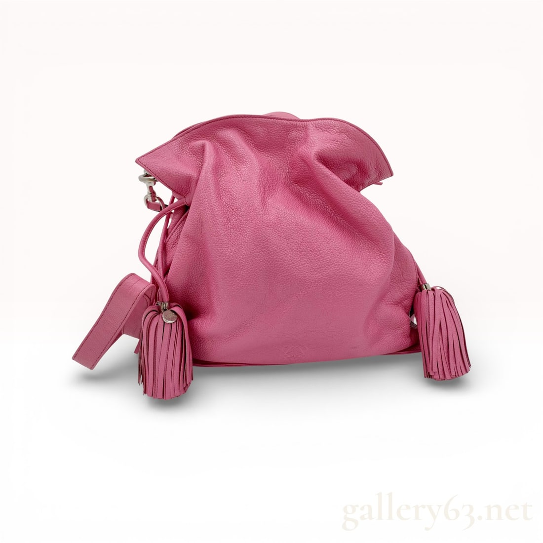 Loewe Flamenco Leather Tassel Fringe Shoulder Bag – Pink: Pink Loewe Flamenco shoulder bag made of soft grained supple leather. Designed with gathered edges and two oversized leather tassels at each side. Bag having a relaxed, unstructured silhouette with a