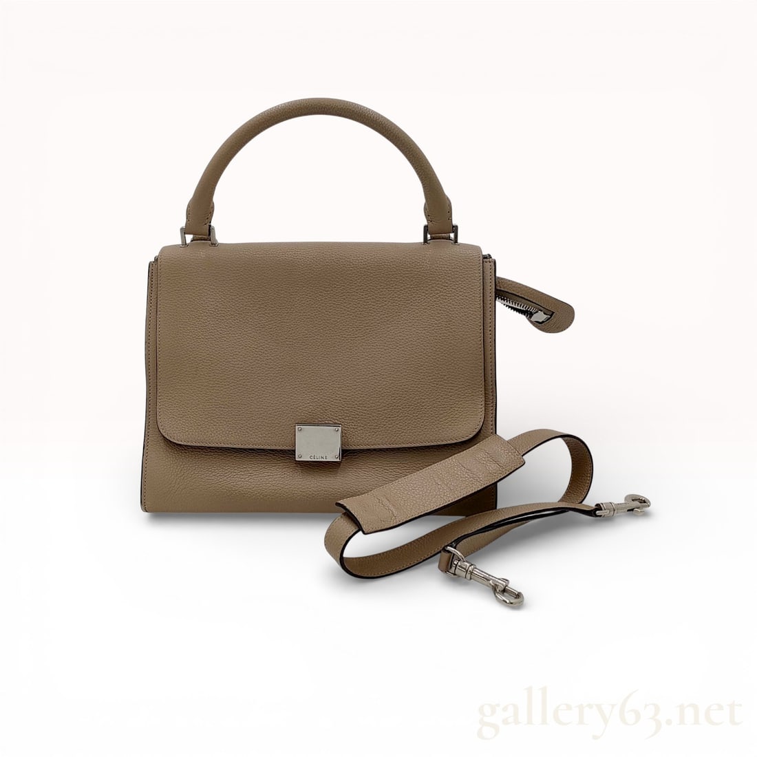Celine Trapeze Top Handle Bag in Beige Leather and Suede: Celine Trapeze handbag having a structured trapezoid form with single top handle and detachable shoulder strap. Featuring beige grained leather body with smooth suede side panels. Set with a front fla
