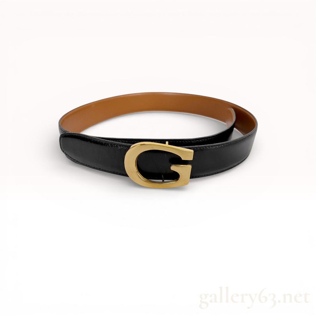 Gucci Black Leather Belt w/Gold Hardware: Authentic Gucci G logo gold hardware belt with black leather 28 inch/70 cm leather belt. 