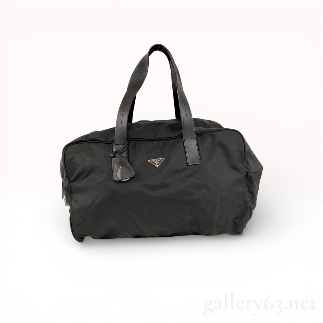 Prada Black Nylon Tessuto Everyday Carry Bag 40cm: Authentic Prada Tessuto travel bag. Approx. 40 cm in length. Overall very good condition. Minor overall wear & rubbing. You're getting the Prada travel bag, at a spacious 40 cm. It's ideal for a w