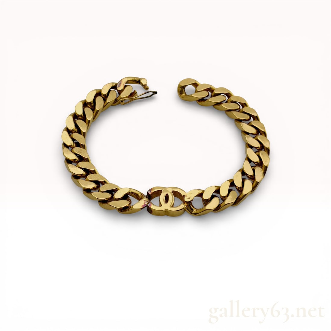Chanel vintage 24k gold plated 479 Old Curb Chain Bracelet Vintage with Box: authentic chanel 479 old kihei curb chain bracelet crafted in gold-tone metal. features a bold, interlocking curb link design centered with the iconic chanel “cc” logo. hinged bangle style wit