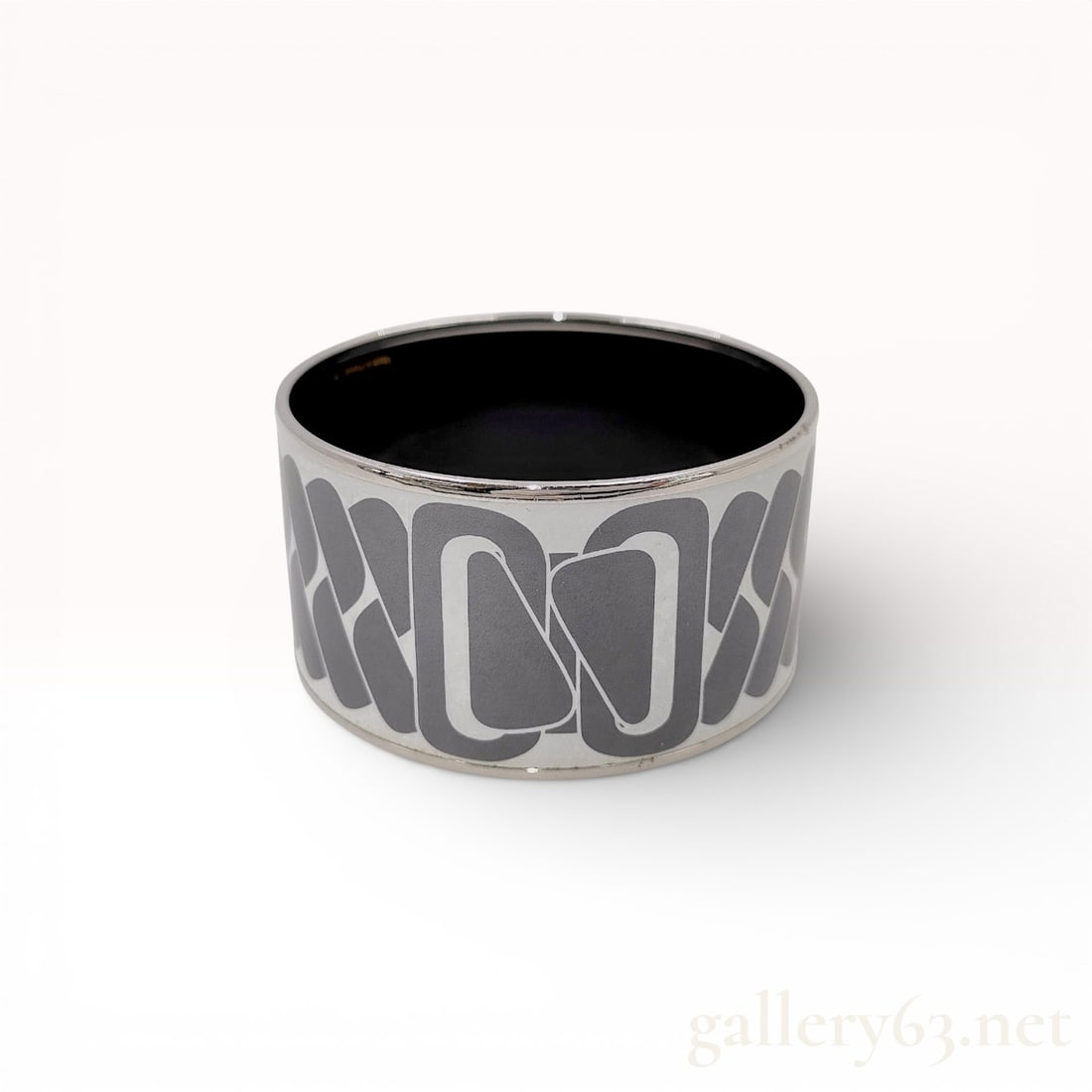 Hermes Extra Wide Black White Palladium Bangle: Authentic Hermes Extra Wide Black White Palladium Bangle in excellent condition. Look at how crisp the enamel work and palladium plating shows what appears to be no loss. Gallery63.net is the best pla