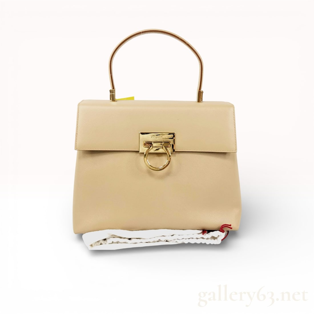 Salvatore Ferragamo Gancini 2way Top Handle Bag w/Shoudler Strap – Beige, 28 cm: Elegant Ferragamo handbag in beige saffiano leather with structured silhouette and signature Gancini turn-lock closure in gold-tone hardware. Single top handle and detachable shoulder strap for versat