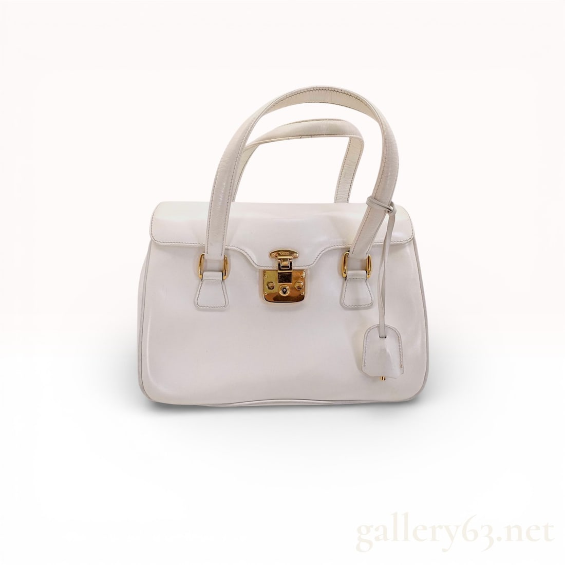 Vintage Gucci Lady Lock in White Patent Leather w/ Gold Hardware: Authentic vintage Gucci Lady Lock top handle bag in white leather with gold-tone hardware. Designed by Tom Ford in the mid 1990s, this handcrafted bag has full leather construction with solid gold har