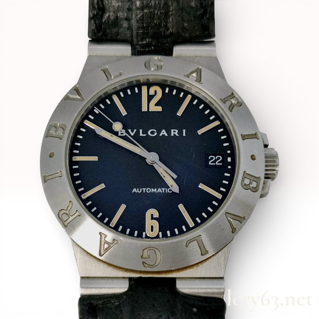 Bvlgari Diablo 35.5mm Automatic Men’s Watch: Bvlgari stainless steel case having round shape with wide fixed bezel engraved with B V L G A R I lettering. Bezel showing scattered surface scratches. Dial having deep navy tone with large 12 and 6 n