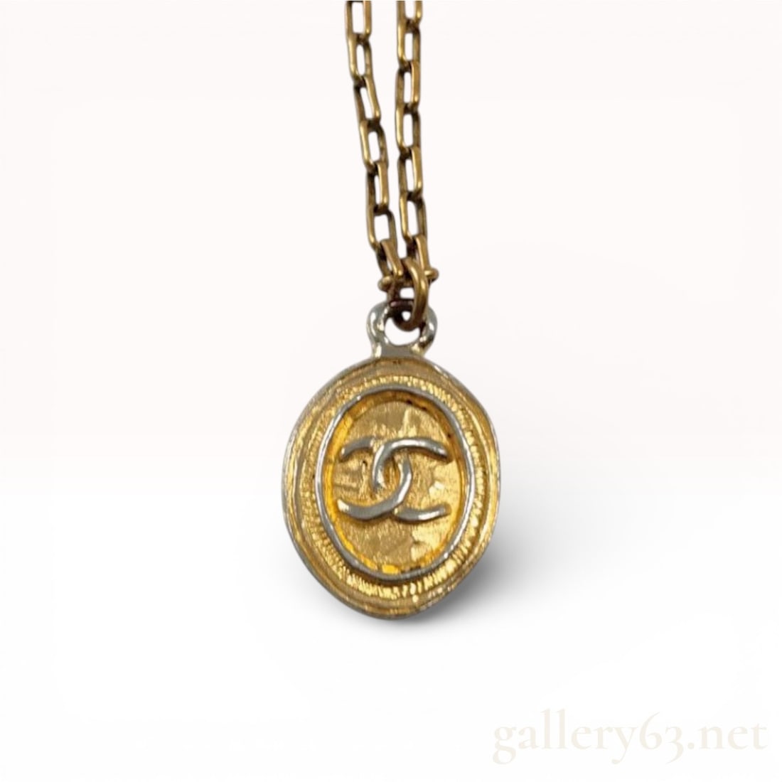Vintage Chanel CC Pendant Gold Plated Chain Necklace: Vintage Chanel gold-plated necklace with an oval medallion pendant featuring the interlocking CC logo. 