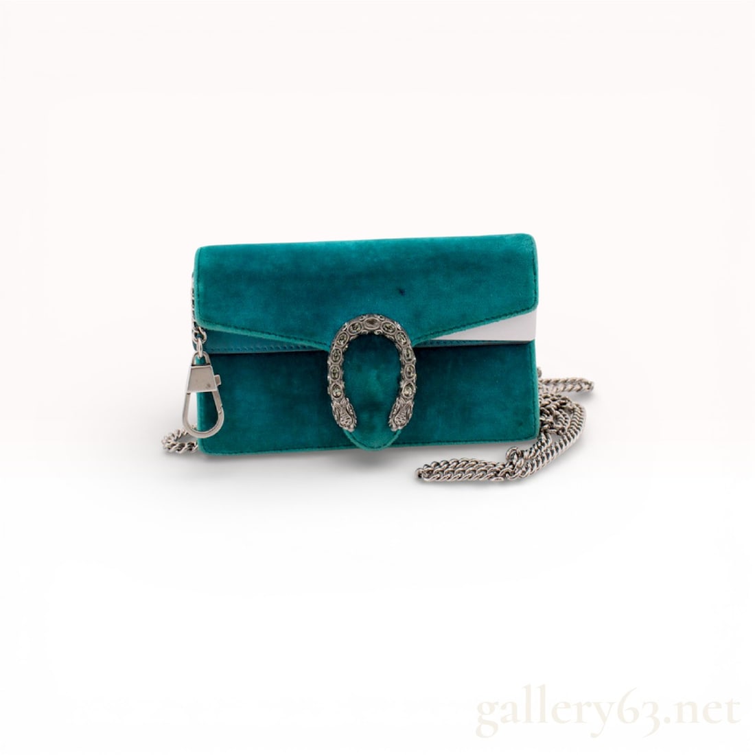 Gucci Velvet Dionysus Chain Shoulder Bag: Authentic Gucci Velvet Dionysus Chain Shoulder Bag. Shoulder bag featuring teal velvet with a structured envelope flap. Front flap set with the signature Dionysus textured horseshoe buckle. Bag includ