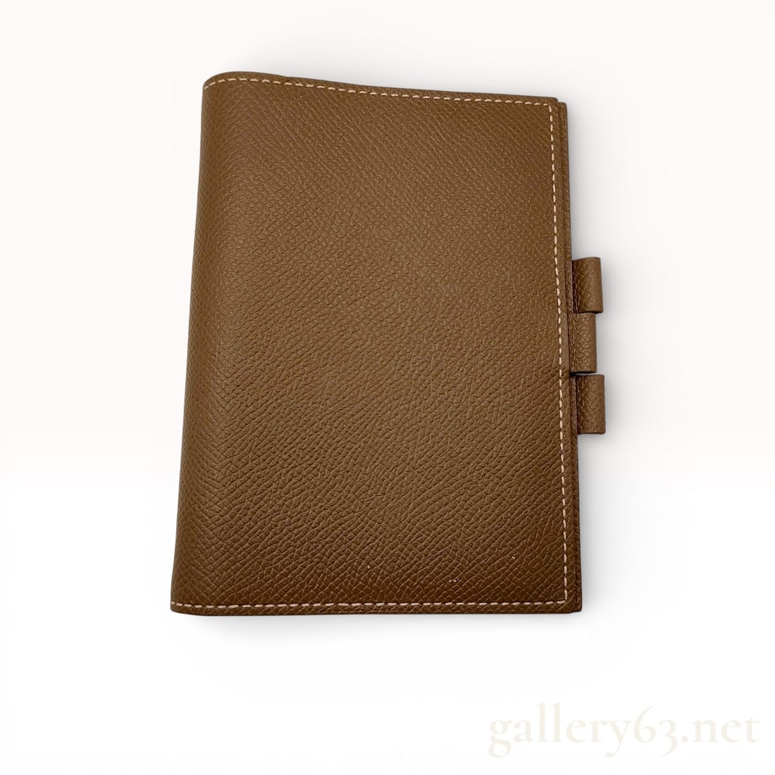 Hermès Agenda GM Organizer in Etoupe Chevre leather - Excellent Condition: Authentic Hermès Agenda GM organizer in Etoupe Chevre leather, featuring a structured bi-fold design with fine grain texture and contrast stitching. The interior is fitted with a central ring mechani