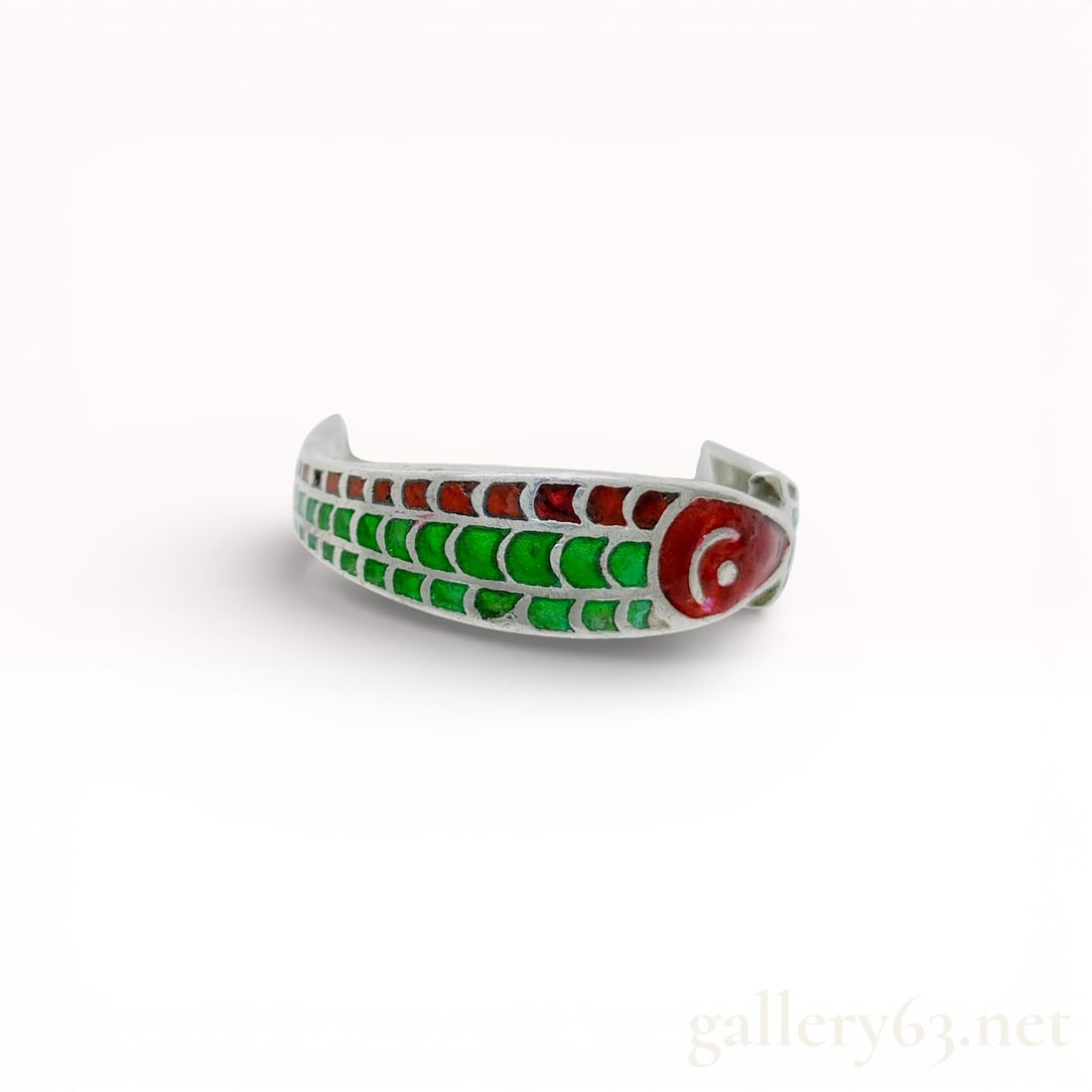Gucci 925 Sterling Silver Fish Ename Band Ring with Red and Green Scale Motif: Gucci 925 Sterling Silver Enamel Snake Band Ring with Red and Green Scale Motif Description: Sterling silver Gucci band ring featuring an enamel snake-inspired scale pattern in green and red. Ri
