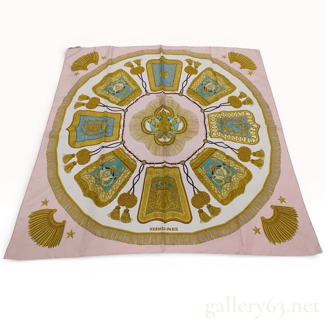 Vintage Hermès "Poste et Cavalerie" silk carré 90 scarf: vintage Hermès "Poste et Cavalerie" silk carré 90 scarf designed by Joachim Metz in 1986. Central medallion motif framed by wide circular border and decorative fringe detailing within design. Square
