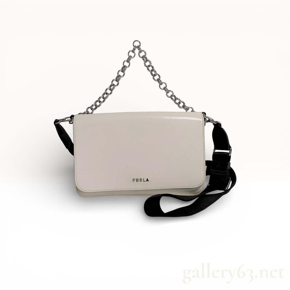 Furla Splendida Small Shoulder Bag in white leather: Authentic Furla Splendida Small Shoulder Bag in white leather. 25cm / 10 inches. Has a chain strap and canvas shoulder strap, you can attach them /detach them, wear them both together or one at a time