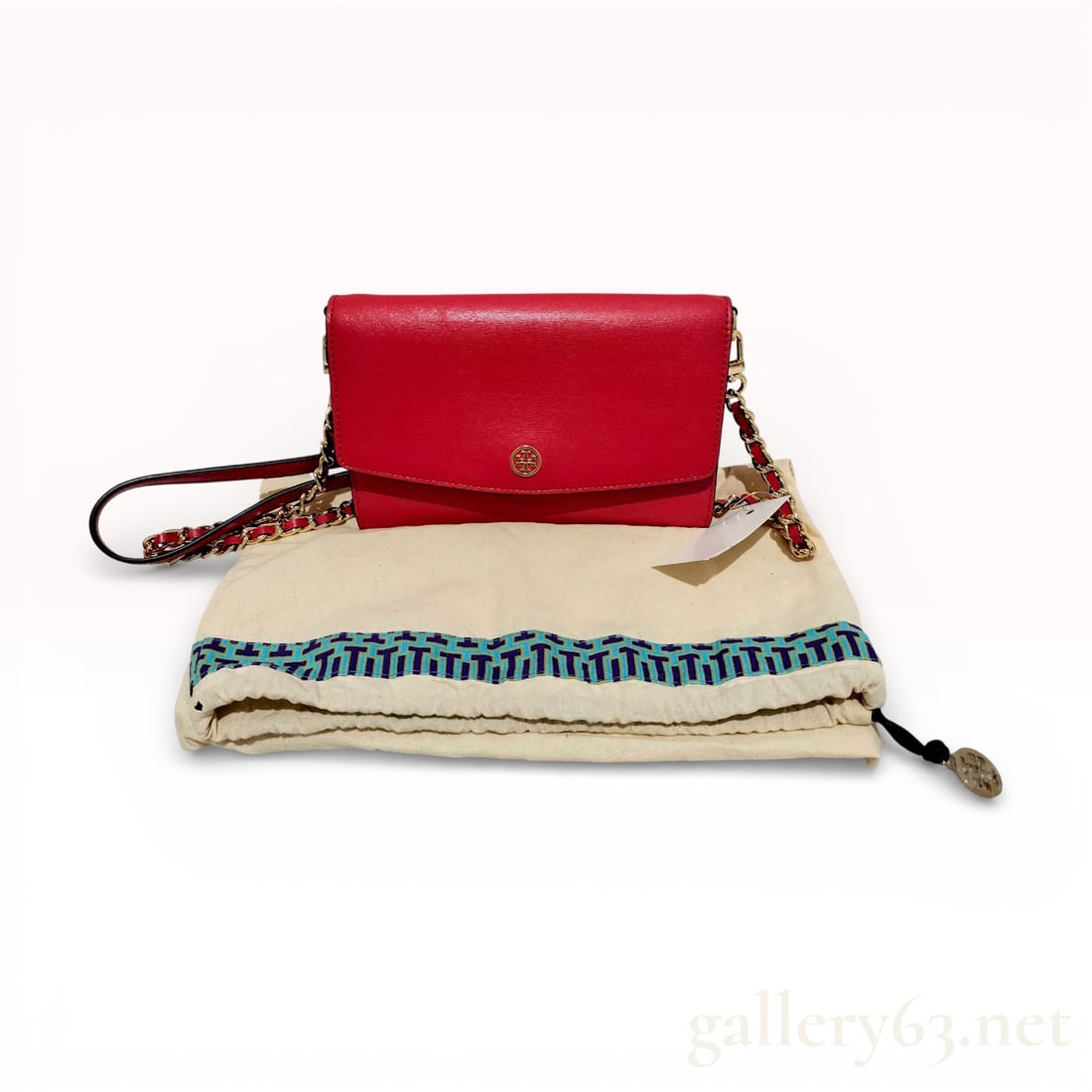 Tory Burch Robinson Chain Wallet in Lipstick Red: Authentic Tory Burch Robinson Chain Wallet. this is a versatile accessory featuring a removable chain strap and a structured flap closure with the signature logo. In lipstick red with navy interior. M