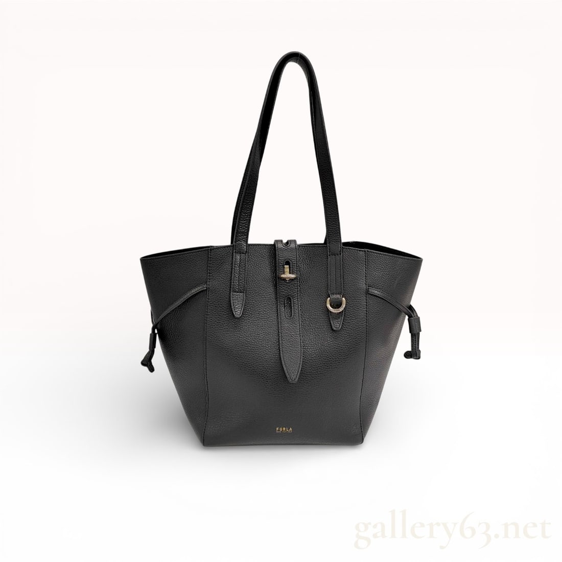 Furla Net Tote Bag in Black Leather: Authentic Furla Net Tote Bag in black, featuring a textured leather construction, gold-tone hardware, and a branded twist-lock closure. Excellent condition. Look at the craftsmanship here! Look at