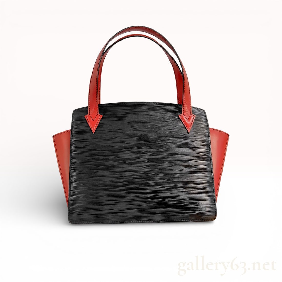 Louis Vuitton Varenne Epi Leather Handbag: Authentic Louis Vuitton Varenne handbag in black Epi leather, featuring the signature horizontal textured finish and structured rectangular silhouette. The design is accented with contrasting red leat