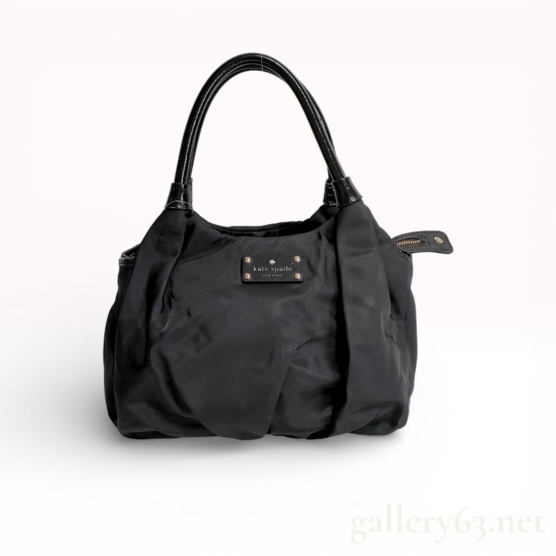 Kate Spade Shoulder Tote in Black Nylon with Leather Handles: Authentic Kate Spade Shoulder Tote in Black Nylon with Leather Handles. Ruched nylon that gathers at the bottom where we have a nice leather panel and four metal feet to keep your bag walking. Very