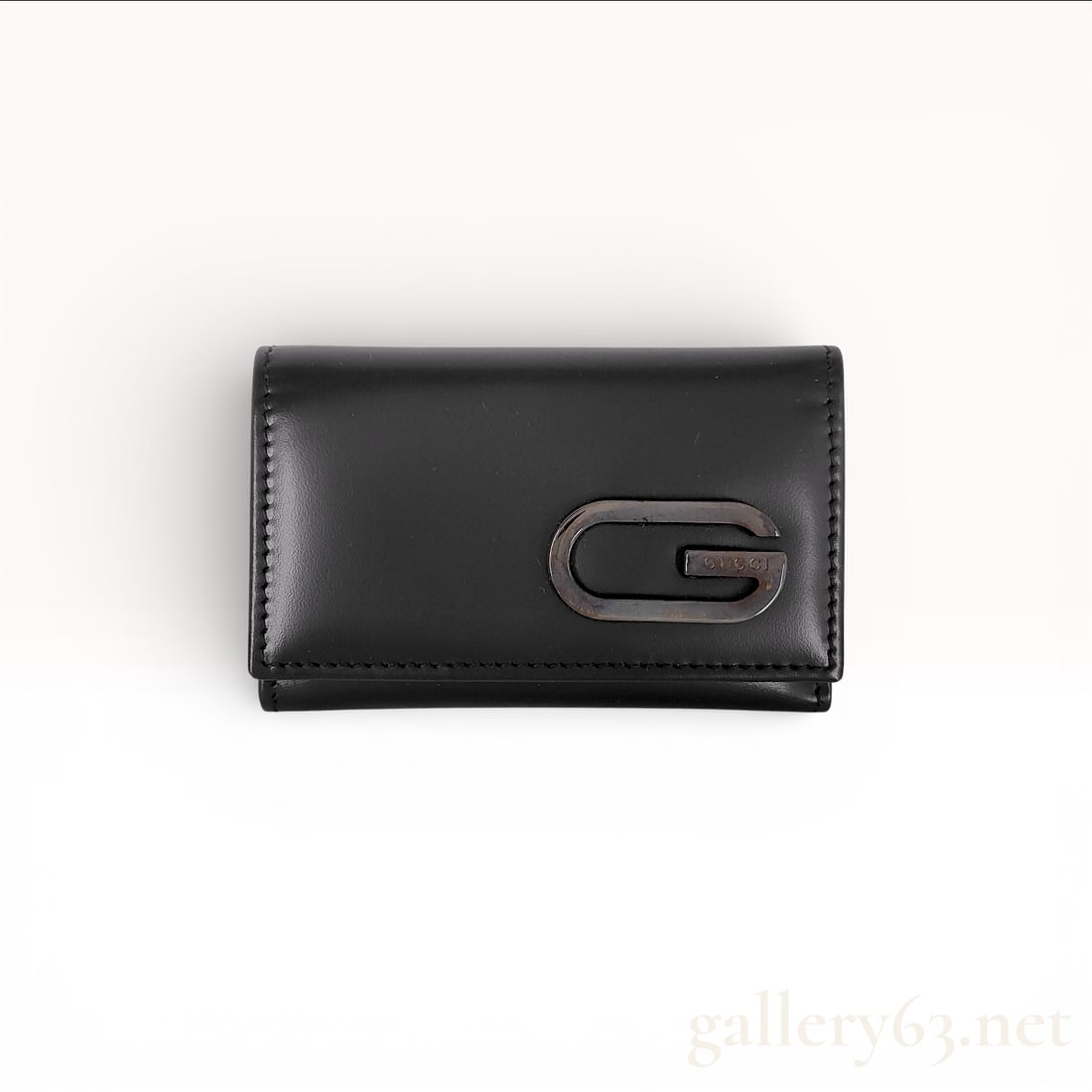 Gucci Black Leather Key Case with Interlocking G Hardware - Excellent Condition: Gucci key case crafted in smooth black leather featuring raised Interlocking G hardware at the front. Having a foldover snap closure opening to a structured interior with multiple key hooks and a comp