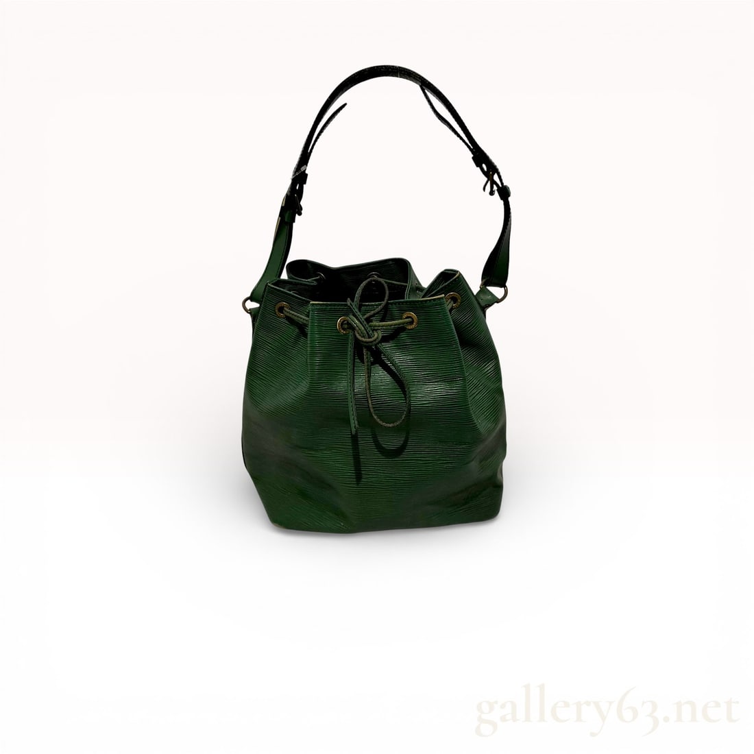 Louis Vuitton Petit Noé Shoulder Bag in Borneo Green Epi Leather: Authentic Louis Vuitton Petit Noé shoulder bag in Borneo green Epi leather, featuring the signature vertical textured finish and classic bucket silhouette. The design includes a leather drawstring cl