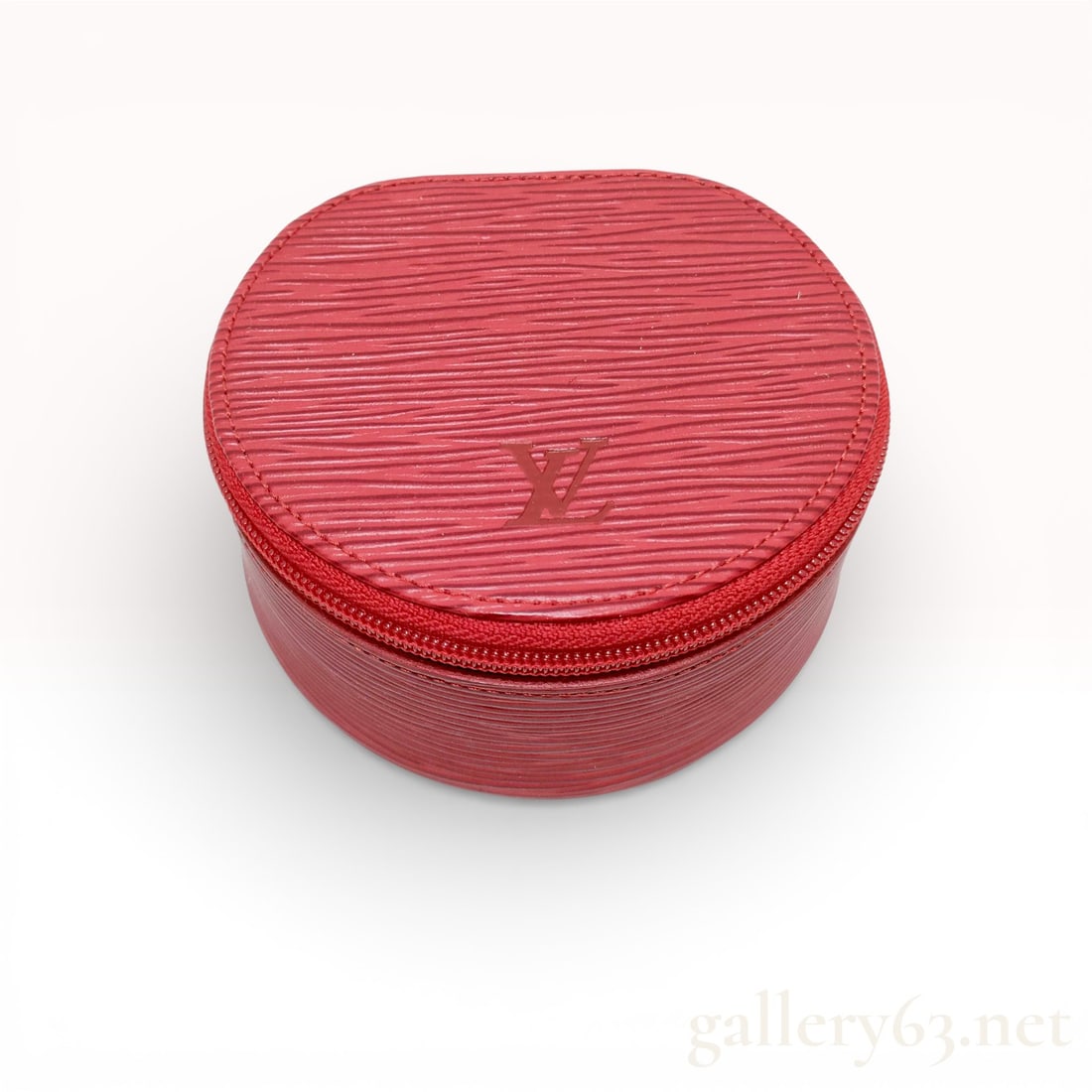 Louis Vuitton Red Epi Ecrin Bijoux Jewelry Case - Excellent Condition: Authentic Louis Vuitton Ecrin Bijoux jewelry case in red Epi leather, featuring a round structured silhouette with signature horizontal texture and embossed LV logo at the lid. The design includes a w