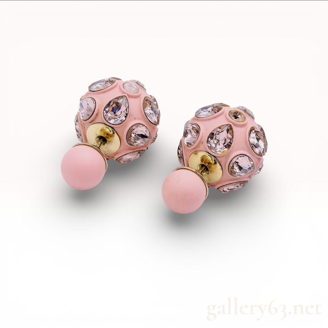 Dior Tribales Earrings in Rose Gold Metal with Pink Enamel and Crystals - Excellent Condition: Dior Tribales style from Christian Dior, featuring a pink finish metal setting adorned with pink crystals and completed by signature pink resin pearls. 