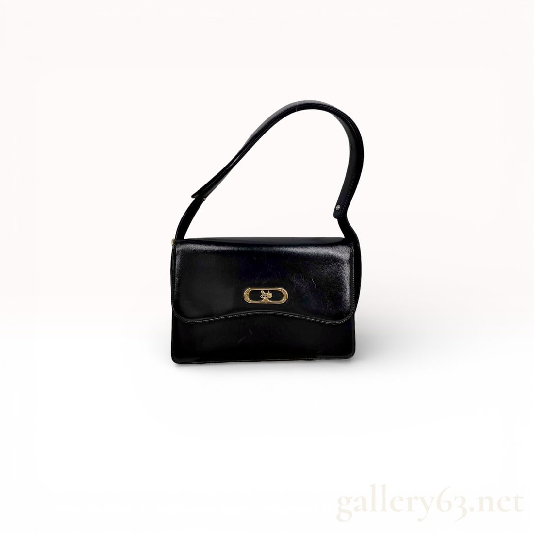 Céline Shoulder Bag Featuring a Gold-tone Horse Carriage Logo with Dust Bag: Authentic Céline shoulder bag in black smooth leather, featuring a structured rectangular silhouette with curved flap. The front is accented by a gold tone horse carriage logo set within an oval plaq