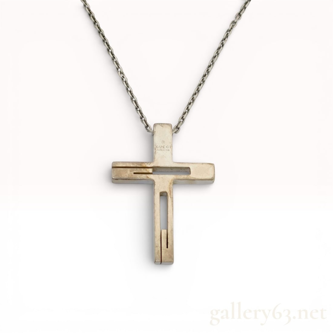 Gucci Cutout G Cross 21 inch Necklace in .925 Sterling Silver: Authentic Gucci cross necklace in .925 sterling silver, featuring a modern cutout G motif integrated within the cross design. The pendant displays clean linear detailing and subtle Gucci engraving at