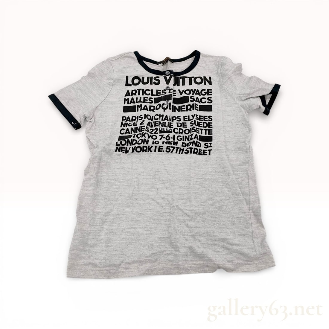 Louis Vuitton Printed Ringer T-Shirt in Gray with Black Trim Size XS: Louis Vuitton short sleeve ringer t-shirt featuring a gray knit body with contrasting black neckline and sleeve trim. Front graphic print displaying Louis Vuitton travel-inspired text and boutique loc