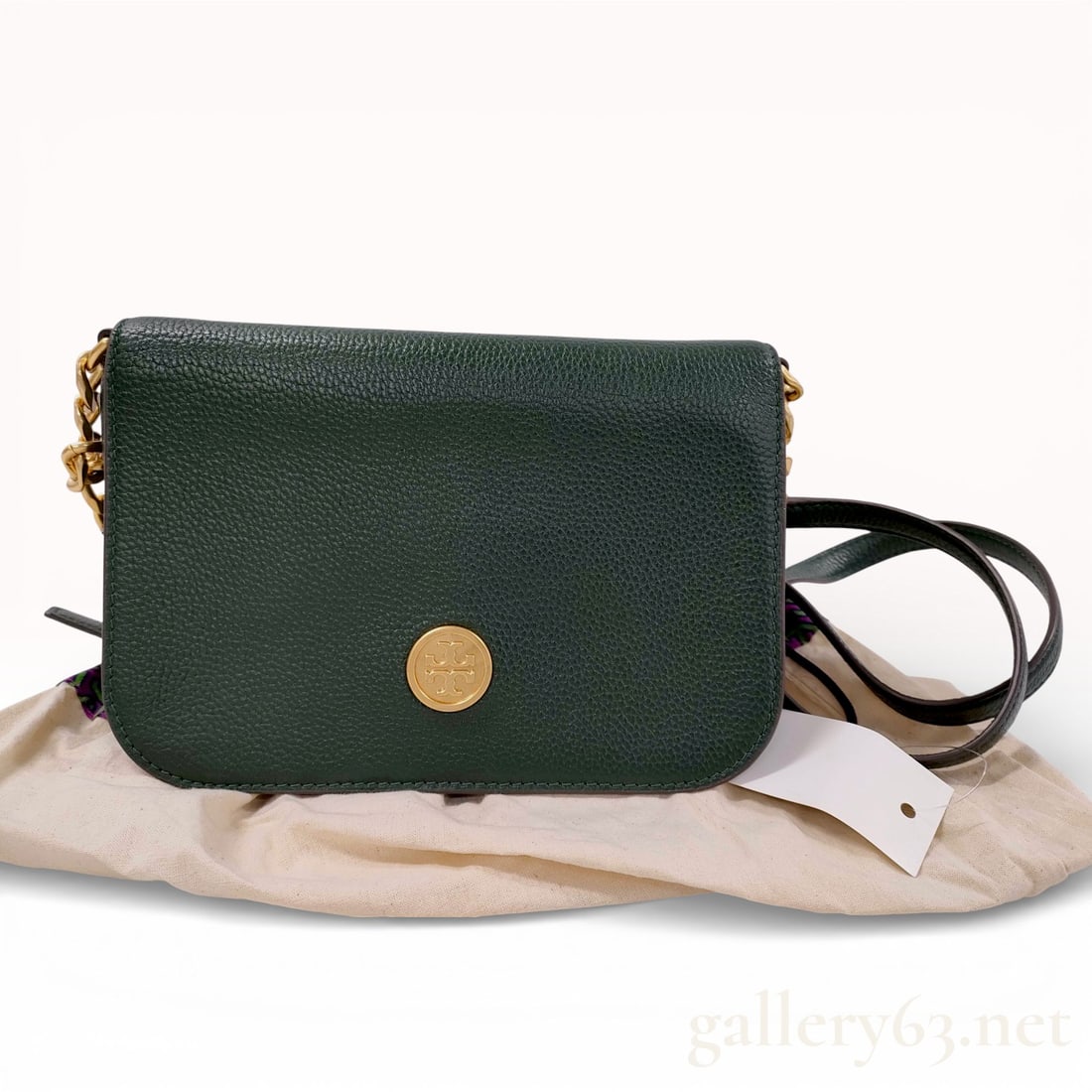 Tory Burch Pine Tree Mason Flap Crossbody Bag with Dust Bag: Authentic Tory Burch Mason flap crossbody bag in pine green pebbled leather, featuring a structured rectangular silhouette with rounded corners. The front is accented by a gold tone round Tory Burch l