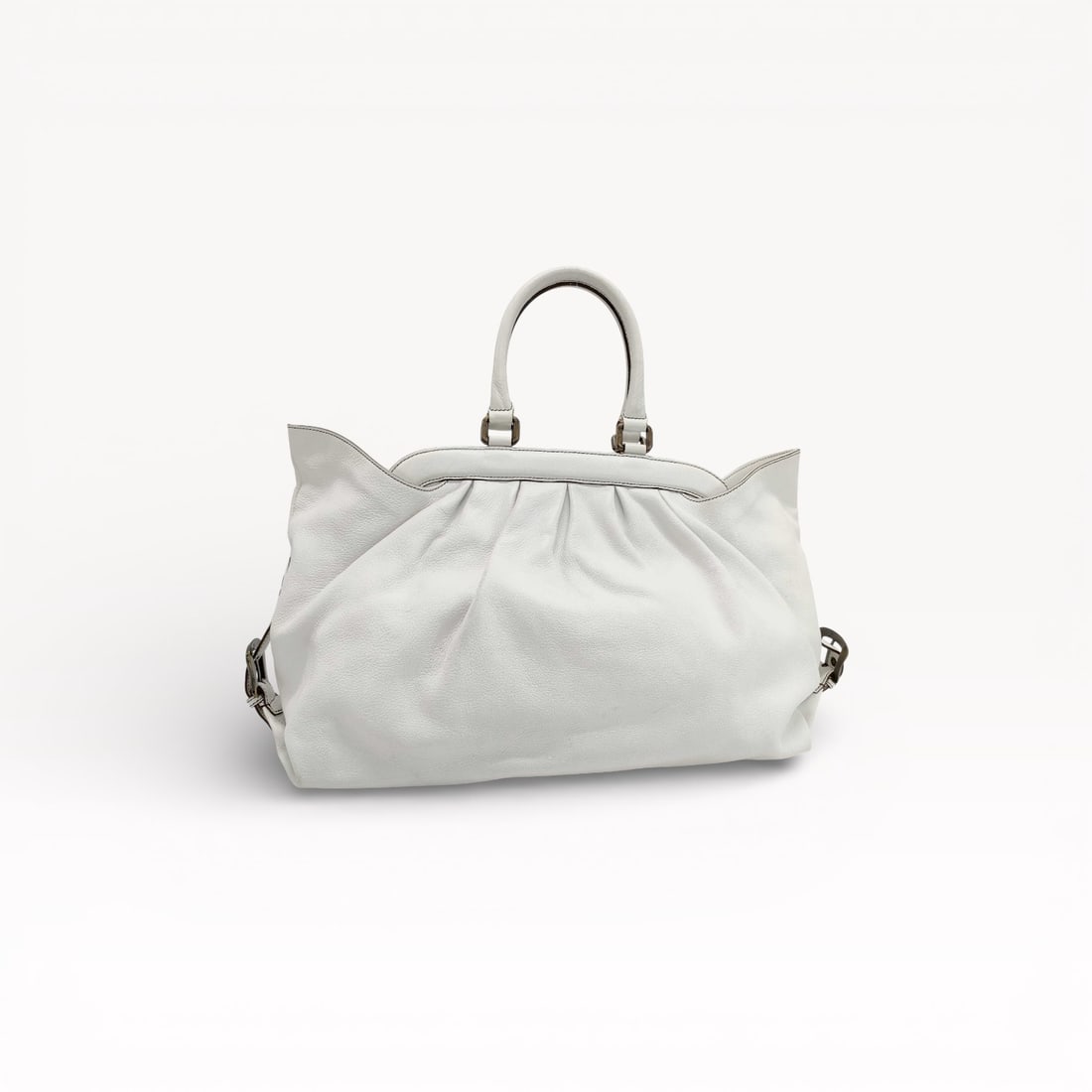 Fendi Borsa Frame Doctor's hobo bag in white leather: Authentic Fendi Doctor’s Bag tote crafted in supple white leather with a softly structured, gathered silhouette. Features rolled top handles, signature side hardware, and a spacious interior
