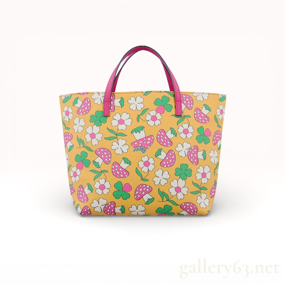 Gucci Floral Mushroom Pattern Pink Leather & Coated Canvas Handbag 20cm: Rare! Cute! Gucci tote bag crafted in yellow PVC-coated canvas featuring a multicolor floral and mushroom pattern throughout. Bag having an open-top silhouette with structured sides. Design set with p