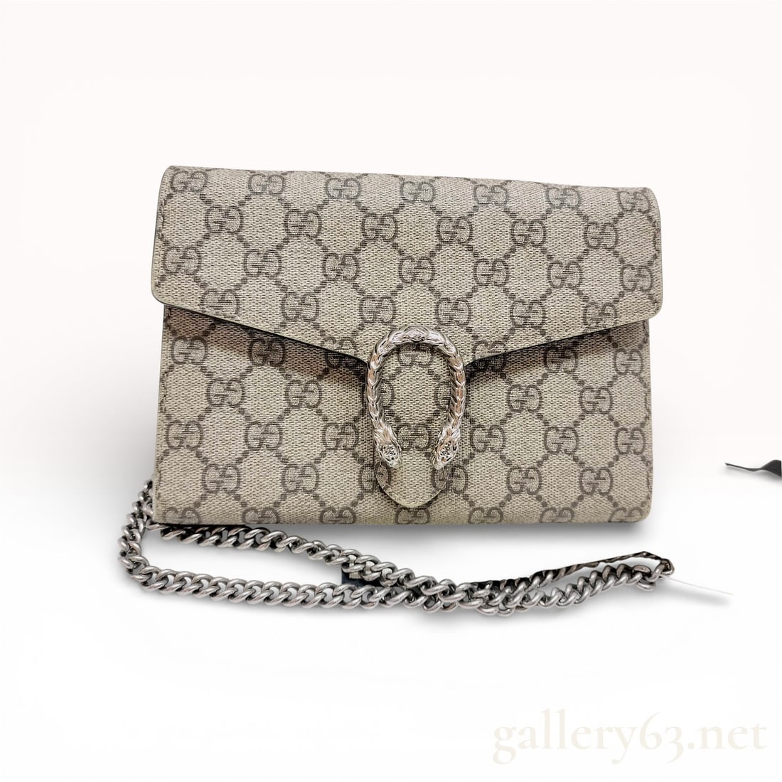 Gucci Dionysus GG Supreme Chain Wallet Canvas and Red Leather: This Gucci Dionysus chain wallet is crafted from the house's signature GG Supreme coated canvas with a vibrant red leather interior and textile lining. The structured silhouette features a flap top se