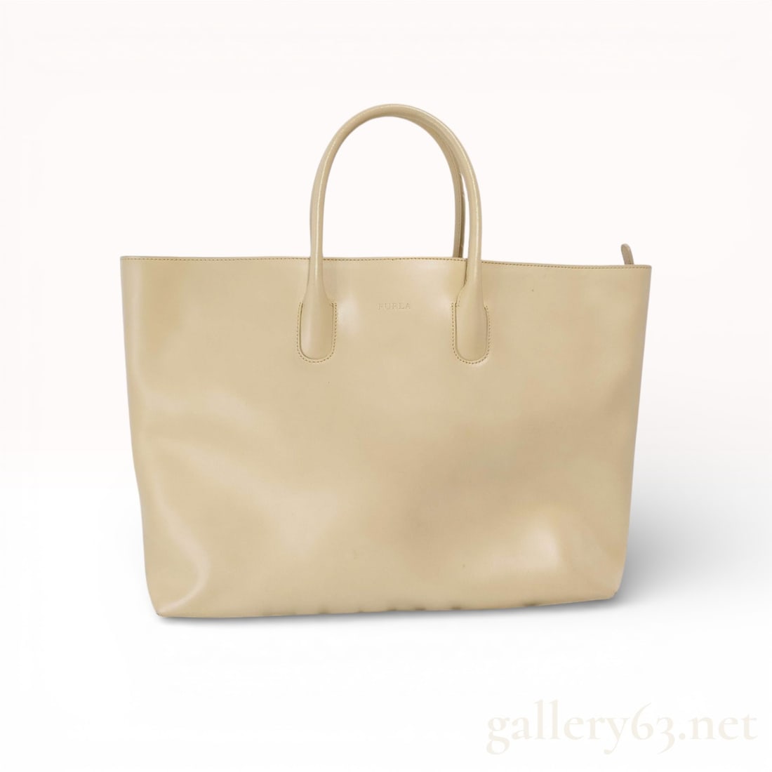 Furla Large Shopper Tote Bag Smooth Calfskin Leather Beige: This Furla shopper tote is crafted from smooth calfskin leather in a versatile beige hue. The minimalist design features dual rolled leather top handles and a secure recessed zip-top closure. The fron