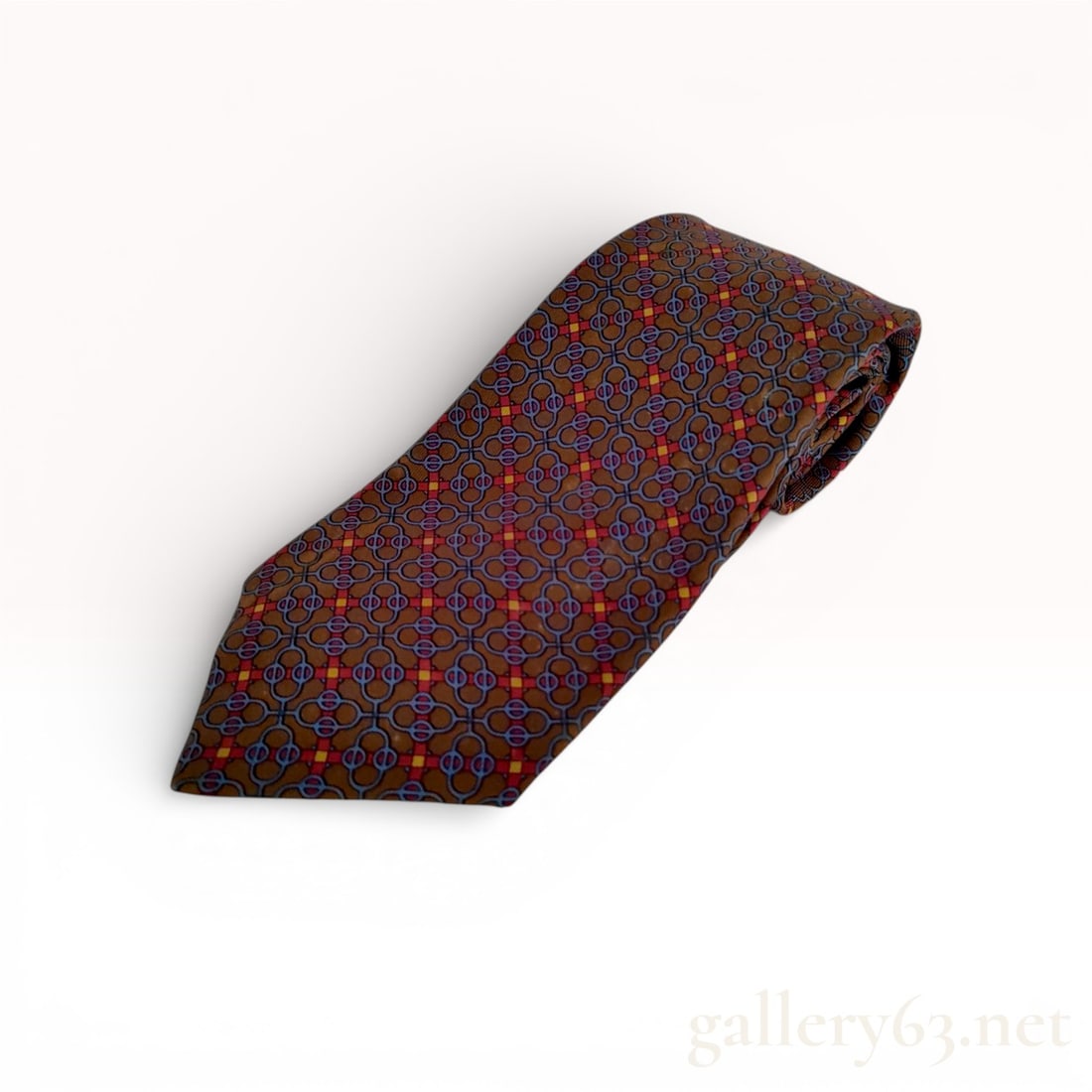 Hermes Paris Silk Necktie with Geometric Chain Motif: A professional silk necktie by Hermes Paris. This accessory is crafted in France from 100% silk and features a dense, geometric interlocking chain or link motif in light blue, accented with small red