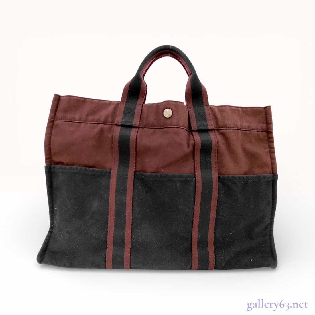 Hermes Fourre-Tout MM Canvas Tote Bag Burgundy and Black: This Hermes Fourre-Tout MM tote bag is crafted from durable, heavy-weight cotton toile canvas in a two-tone burgundy and black colorway. The exterior features six slip pockets for easy access to essen
