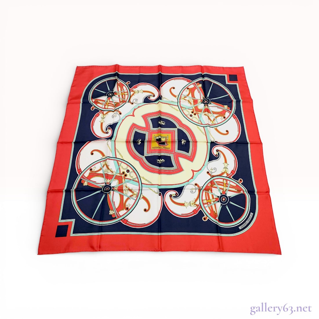 Hermes Silk Carre 90 Scarf Washington's Carriage: An authentic Hermes silk carre 90 scarf in the Washington's Carriage pattern, designed by artist Caty Latham. This 100% silk twill accessory features a vibrant red border with a navy blue interior fie