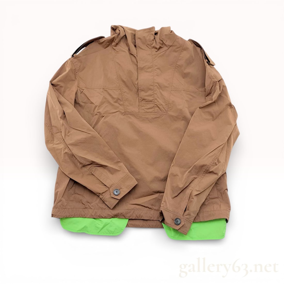 2022 Spring/Summer Dior Men's Technical Nylon Hooded Anorak with Neon Lining: This contemporary Dior Men's popover anorak, from the Spring/Summer 2022 collection, showcases a utilitarian aesthetic with high-fashion technical execution. Crafted in Italy, the garment is