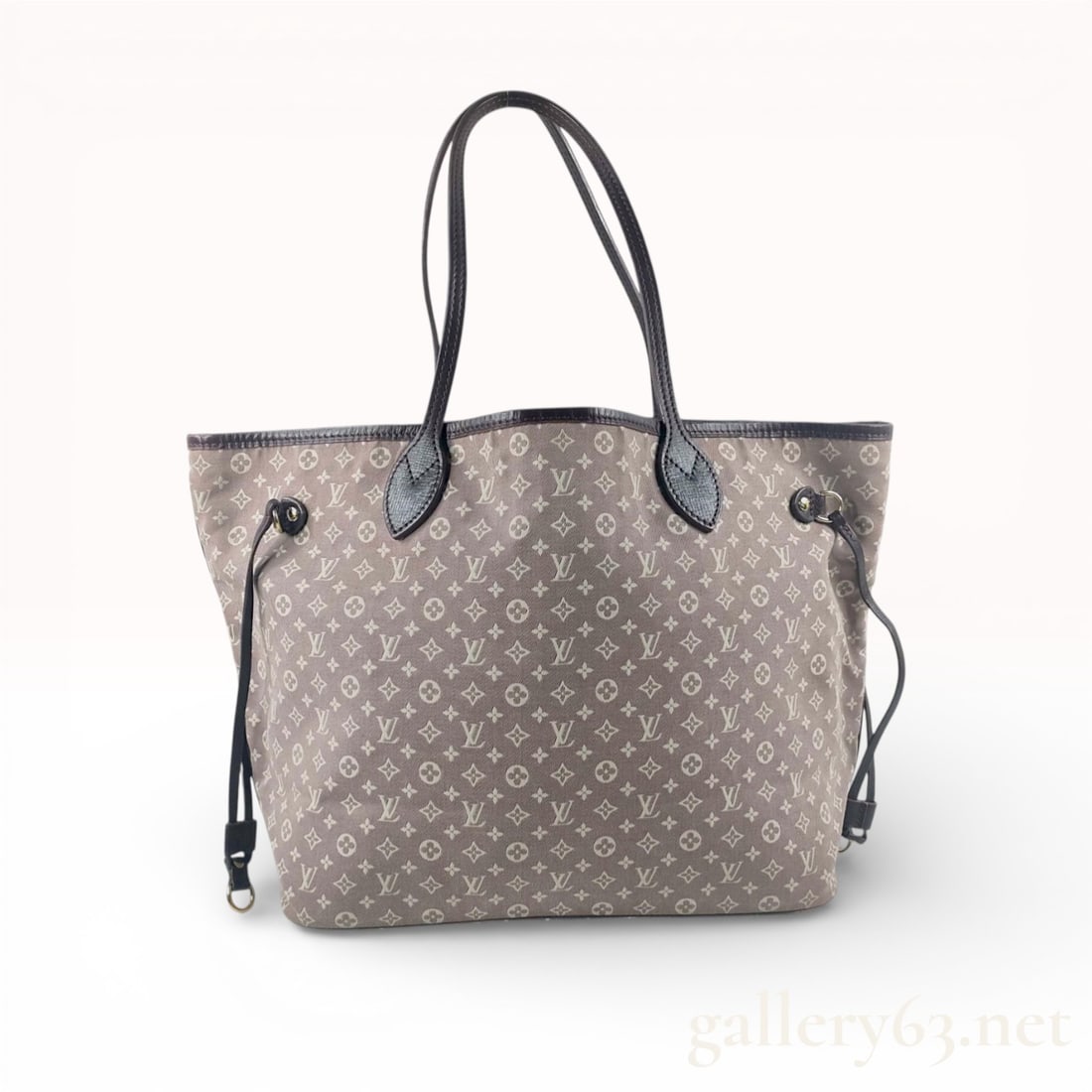 Louis Vuitton Neverfull MM Monogram Idylle Canvas Tote in Fusain: A classic Louis Vuitton Neverfull MM tote crafted from the lightweight and discontinued Monogram Idylle jacquard canvas, formerly known as Mini Lin. This sophisticated piece features a delicate,