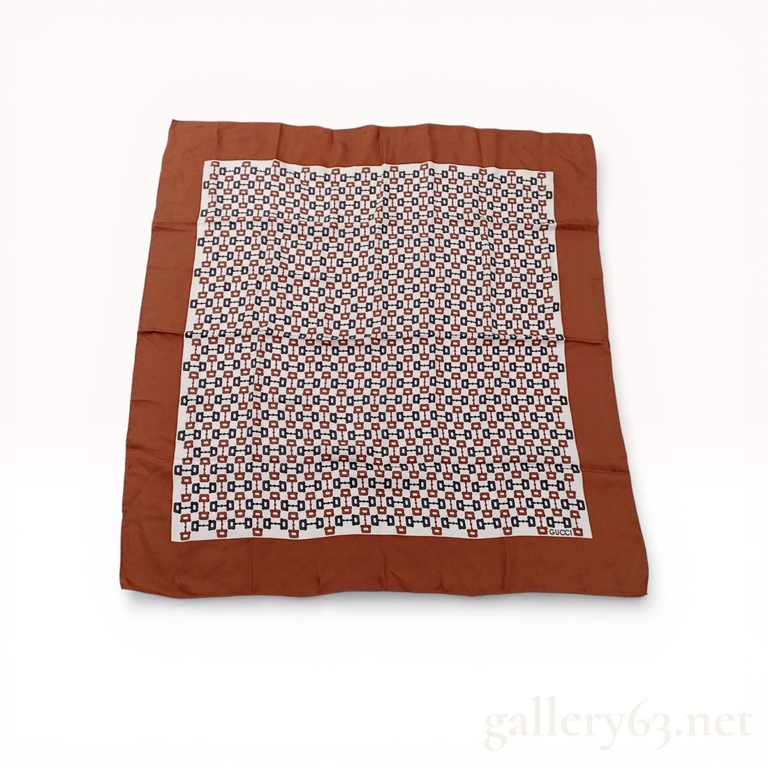 Gucci Horsebit Print Silk Pocket Square Scarf: Gucci silk pocket square featuring a repeating horsebit motif, late 20th century. The design displays alternating terracotta brown and charcoal gray horsebits on a white ground, finished with a wide t