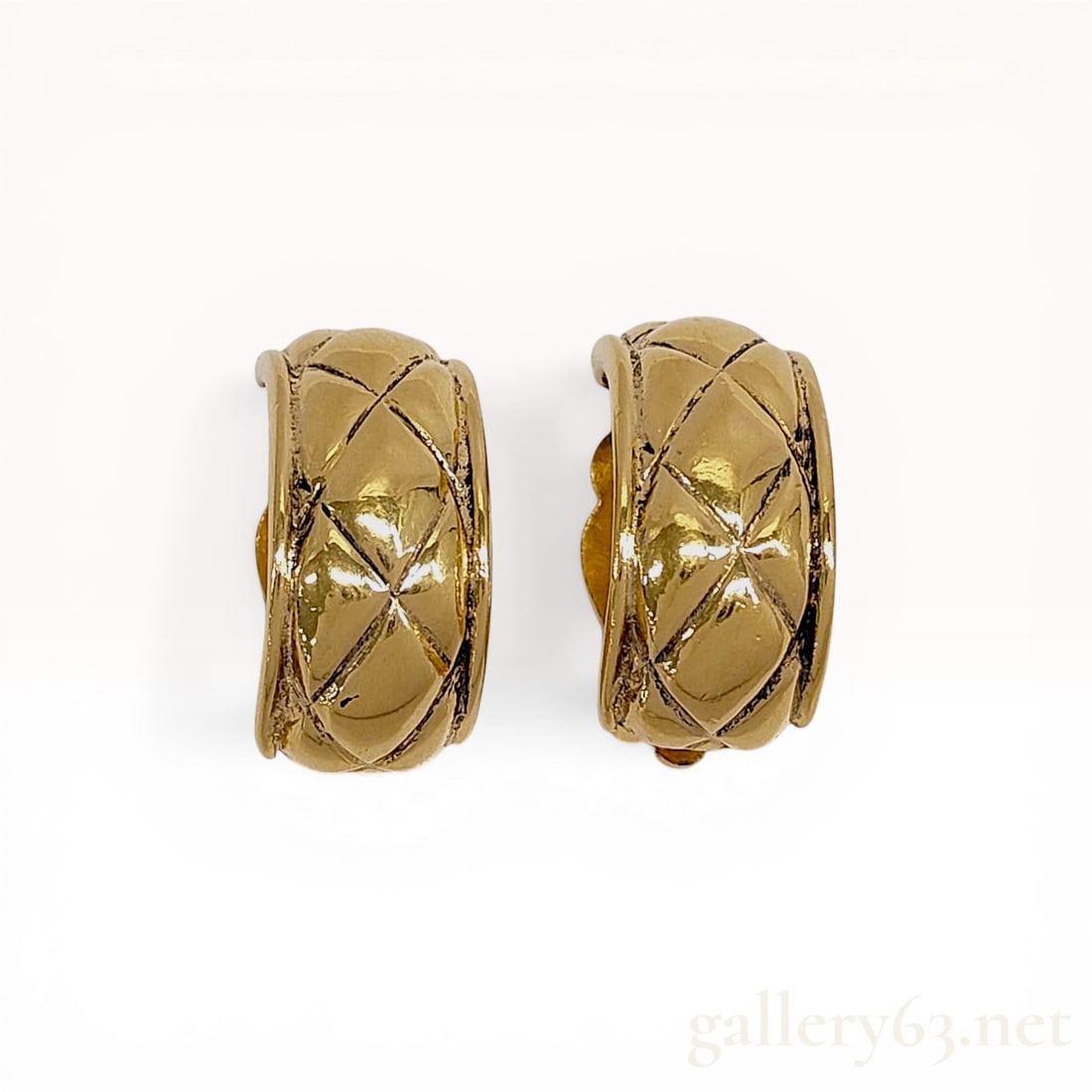 A Pair of Vintage Chanel Matelass?© Quilted Hoop Clip-On Earrings: Chanel vintage matelassé hoop earrings in the Coco Crush style, late 20th century. Gold-tone base metal featuring a classic quilted pattern with a wide, partial-hoop profile and hinged clip-on