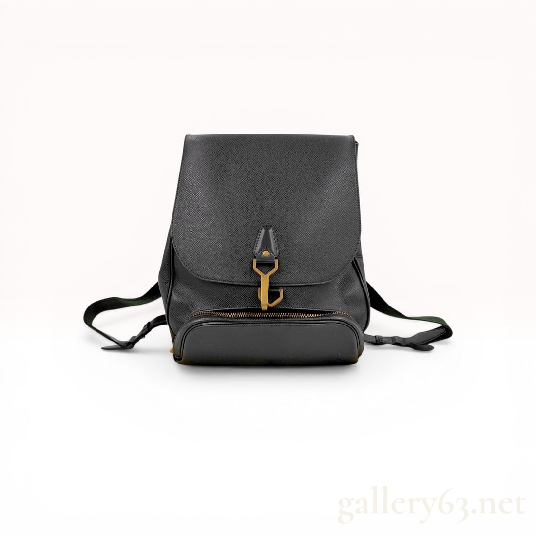 Louis Vuitton Taiga Leather Cassiar Backpack: Louis Vuitton Cassiar backpack in Epinette green Taiga leather. This structured bag features a top flap with a signature sculptural brass-finish clasp, a zippered lower compartment, and adjustable gre