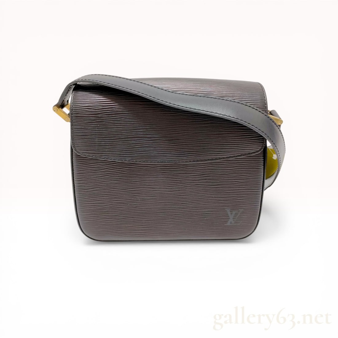 Louis Vuitton Black Epi Leather Buci Bag: Louis Vuitton Buci shoulder bag in Noir black Epi leather. The design features a structured silhouette with a front flap, an embossed LV logo at the bottom corner, and an adjustable smooth leather