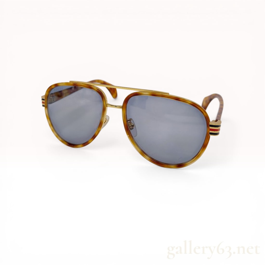 Gucci GG0447S Havana Acetate and Gold Tone Navigator Sunglasses: Gucci navigator style sunglasses, model GG0447S, modern production. The frames are constructed from Havana patterned acetate with gold-tone metal hardware and feature grey-blue tinted lenses. Design d