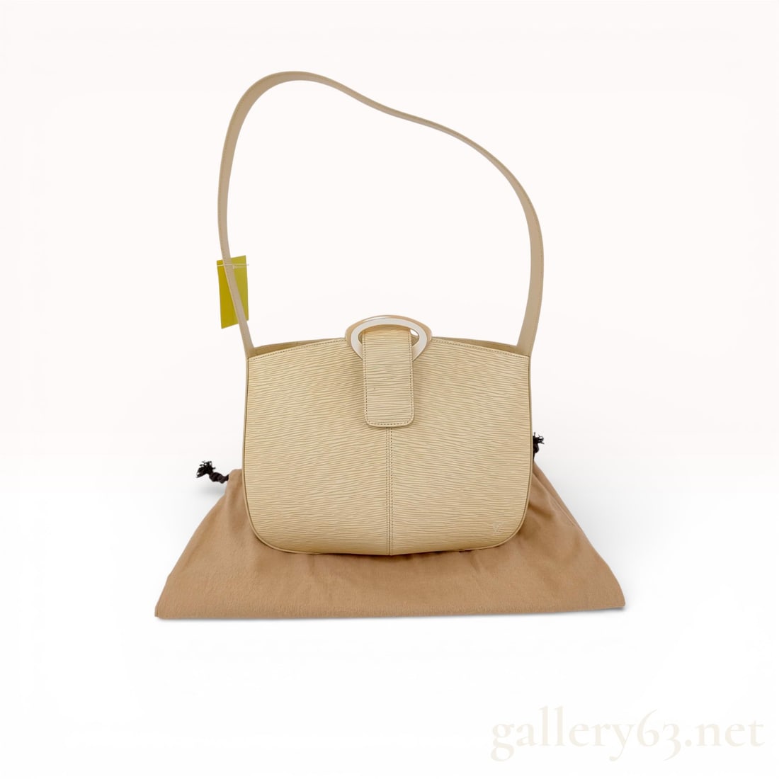 Louis Vuitton Vanille Epi Leather Reverie Shoulder Bag: Louis Vuitton Reverie shoulder bag crafted from signature Vanille Epi leather with smooth leather trim. The design features a single flat leather shoulder strap and a magnetic snap closure accented by