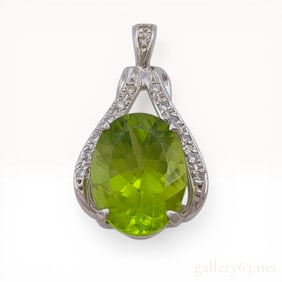 Pt900 Platinum Oval-Cut 8.51 Carat Peridot and Diamond Pendant