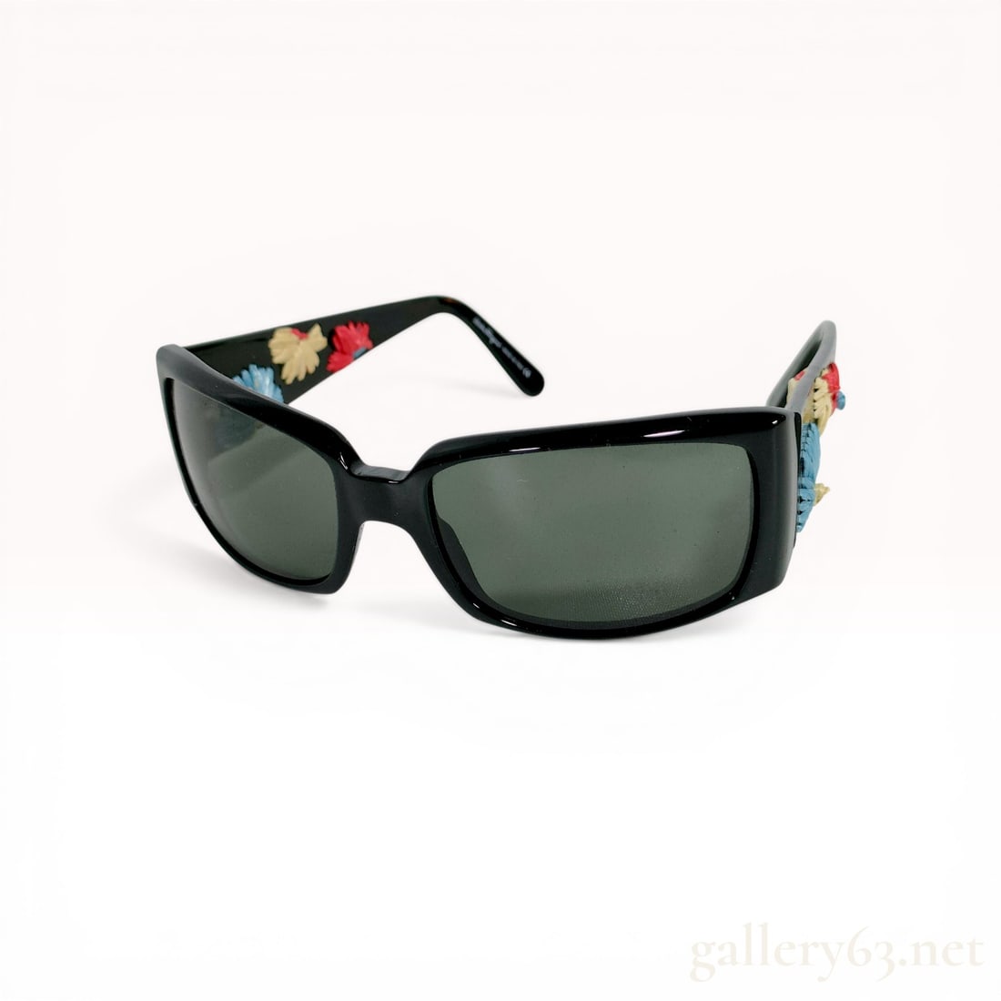 Salvatore Ferragamo Black Acetate Sunglasses with Raffia Flower Embellishments Model 2078-F: Salvatore Ferragamo rectangular sunglasses, model 2078-F, manufactured in Italy. The black acetate frames feature wide temples adorned with three-dimensional layered woven raffia flowers in blue, crea