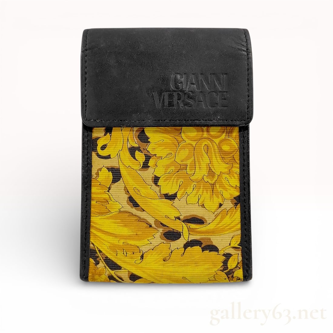 Gianni Versace Vintage Baroque and Leopard Print Leather Accessory Case, Black and Yellow: An authentic vintage accessory from the Gianni Versace era, circa 1990s. This versatile piece is crafted from smooth black leather and textured printed fabric, featuring the house's iconic high-contra