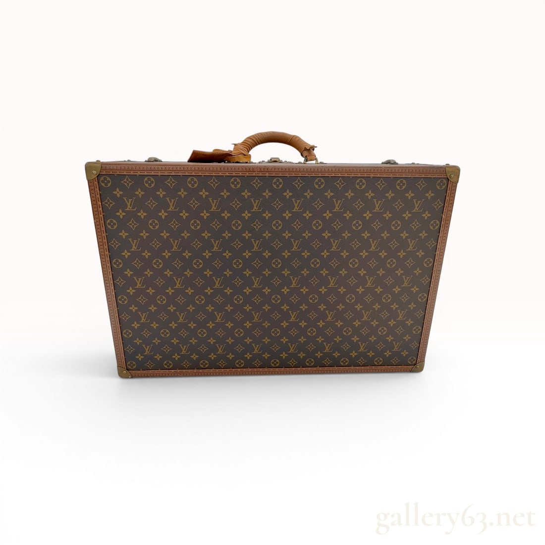 Vintage Louis Vuitton Monogram Canvas Alzer 70 Hardside Suitcase: This vintage Louis Vuitton Alzer 70 hardside suitcase is constructed from the brand's signature monogram coated canvas with lozine leather trim and reinforced brass hardware. The large rectangular tru