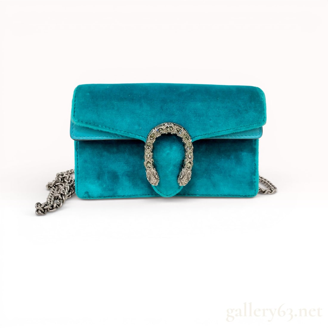 Gucci Teal Velvet Dionysus Super Mini Shoulder Bag: This Gucci Dionysus Super Mini shoulder bag is constructed from teal velvet with tonal leather trim and a microfiber lining featuring a suede-like finish. The exterior features the signature textured 